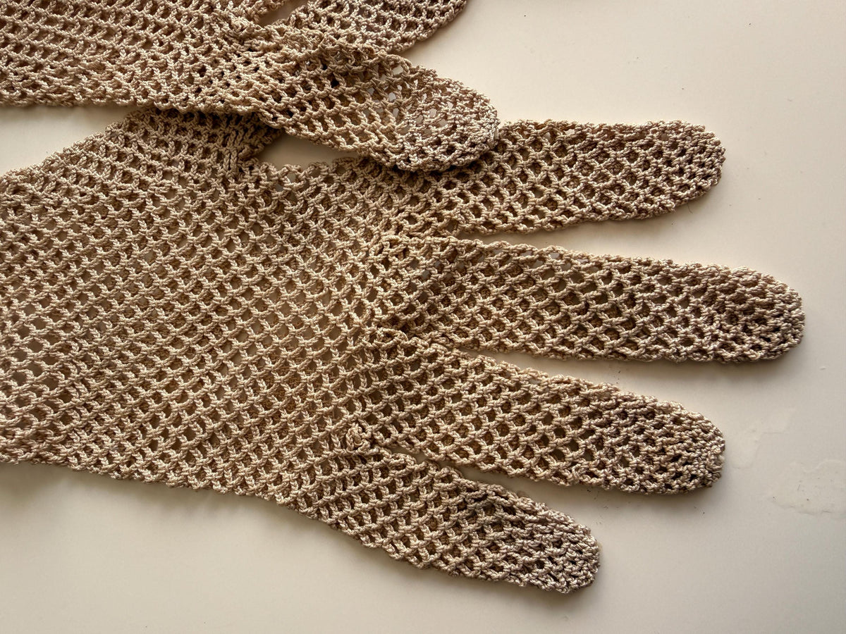 Vintage Beige Crochet Gloves – Floral Lace Cuffs, Scalloped Trim, Openwork Occasion Accessories
