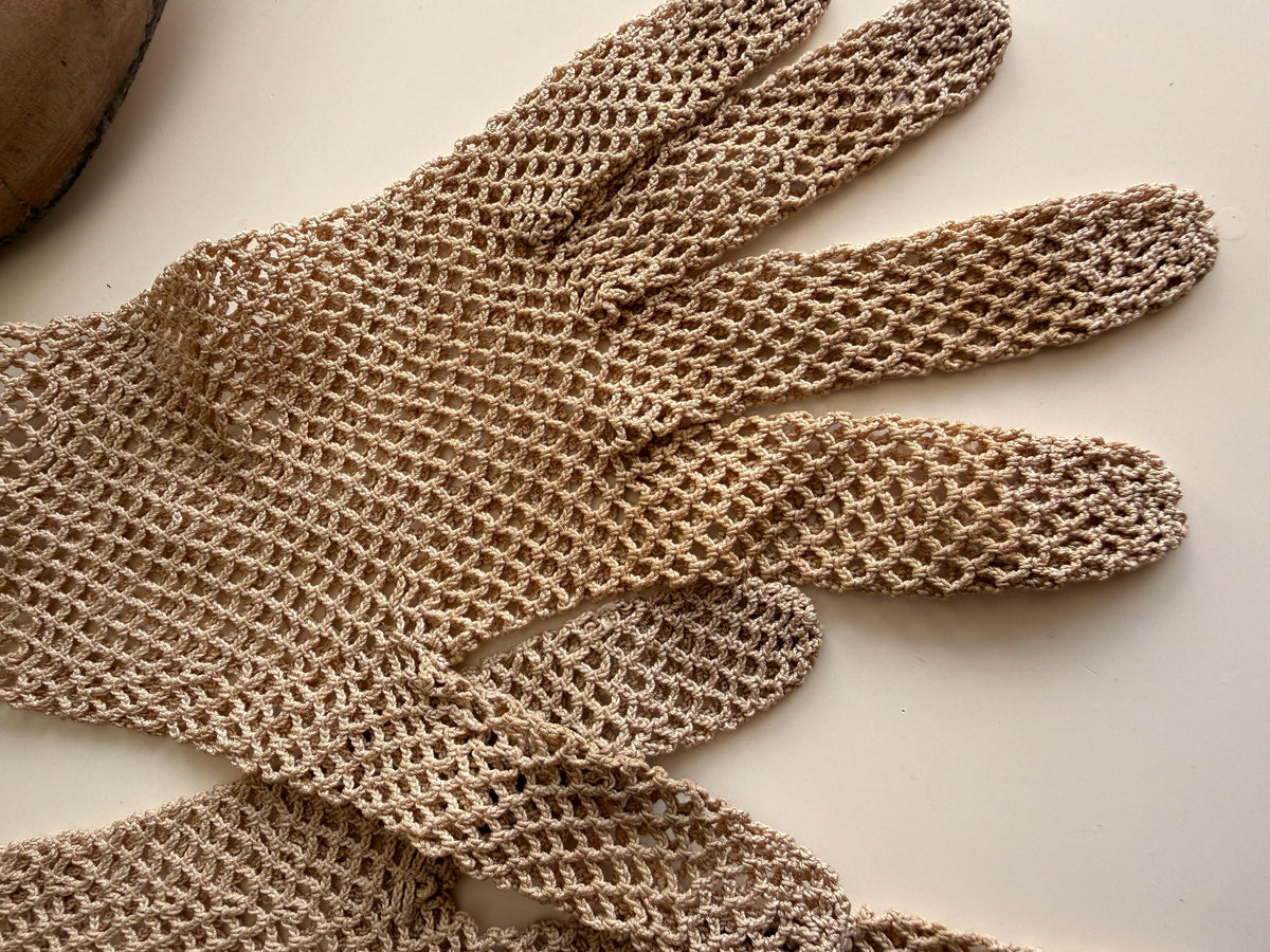 Vintage Beige Crochet Gloves – Floral Lace Cuffs, Scalloped Trim, Openwork Occasion Accessories