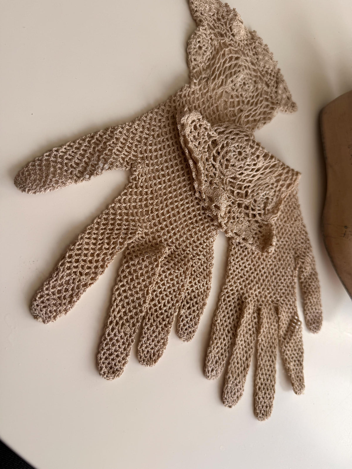 Vintage Beige Crochet Gloves – Floral Lace Cuffs, Scalloped Trim, Openwork Occasion Accessories