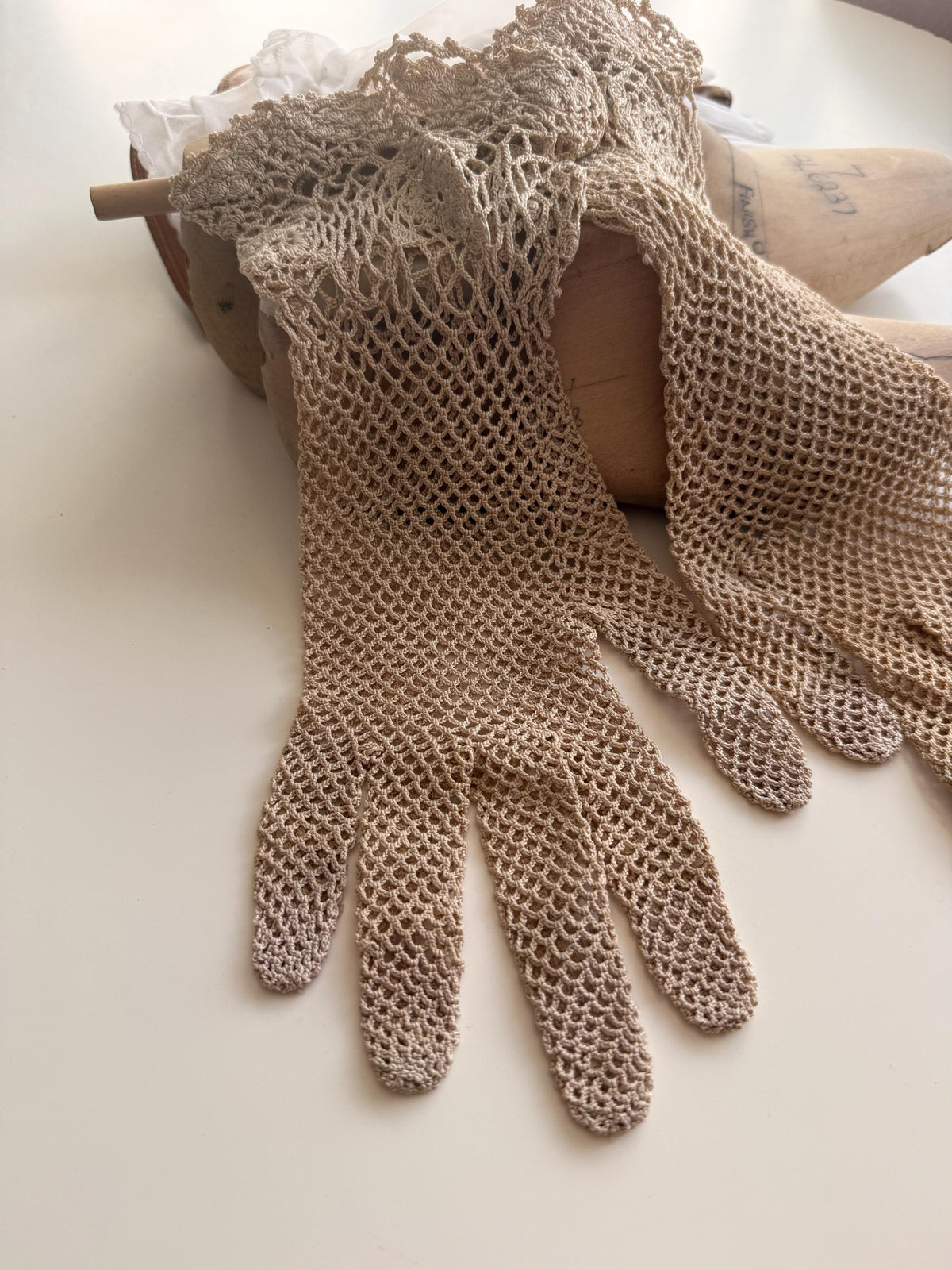 Vintage Beige Crochet Gloves – Floral Lace Cuffs, Scalloped Trim, Openwork Occasion Accessories