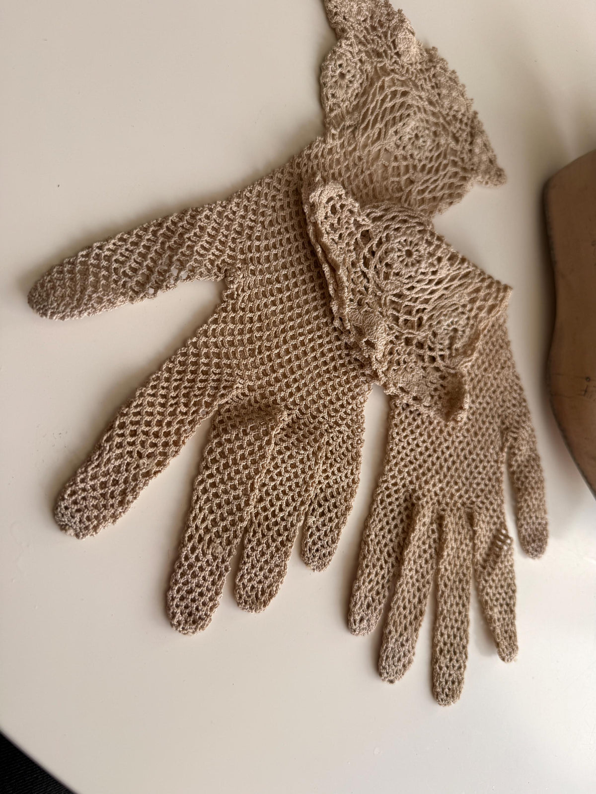 Vintage Beige Crochet Gloves – Floral Lace Cuffs, Scalloped Trim, Openwork Occasion Accessories