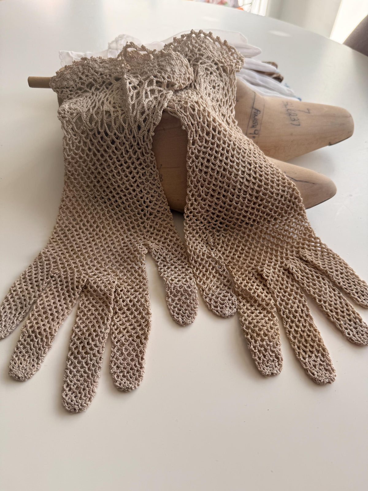Vintage Beige Crochet Gloves – Floral Lace Cuffs, Scalloped Trim, Openwork Occasion Accessories