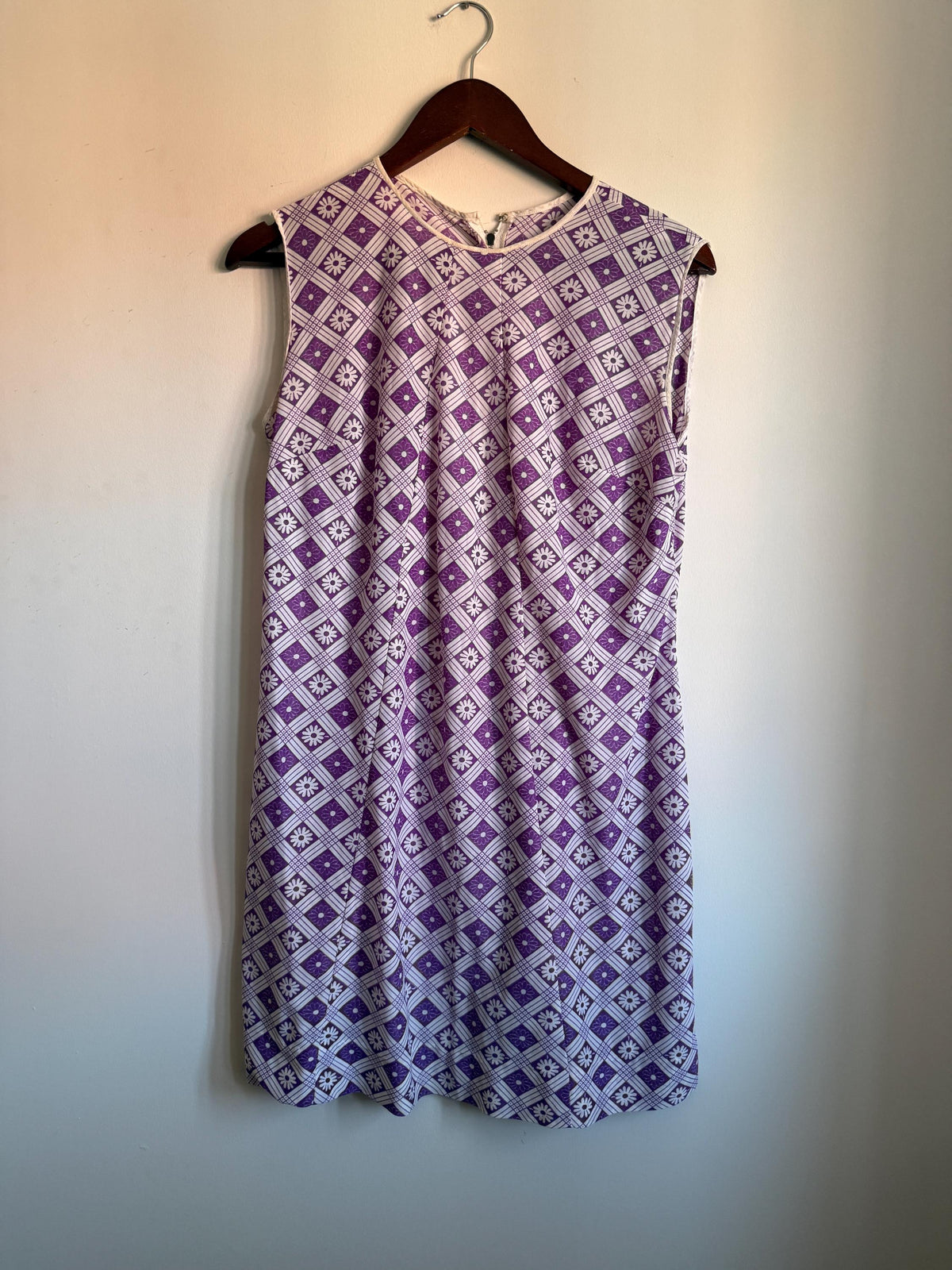 Vintage Purple Daisy Shift Dress, White Floral Check Print, Sleeveless Round Neck Mod Style Summer Dress
