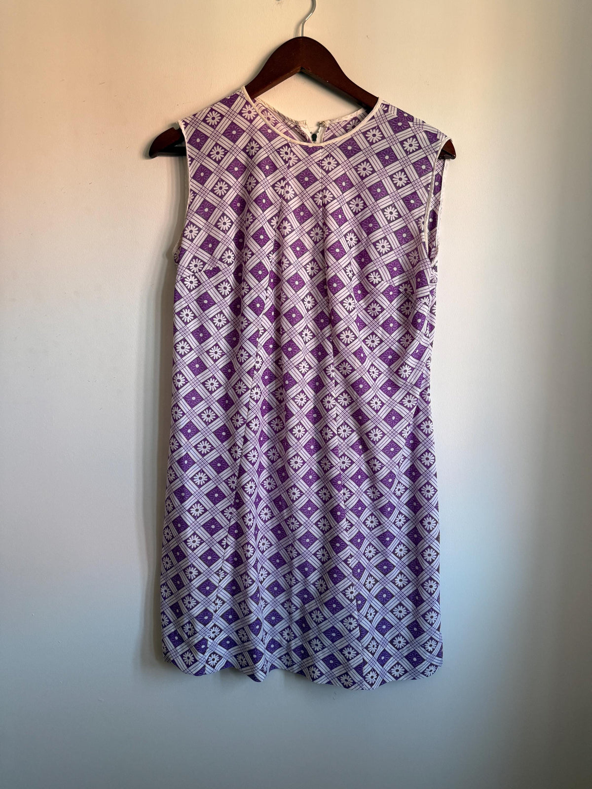 Vintage Purple Daisy Shift Dress, White Floral Check Print, Sleeveless Round Neck Mod Style Summer Dress
