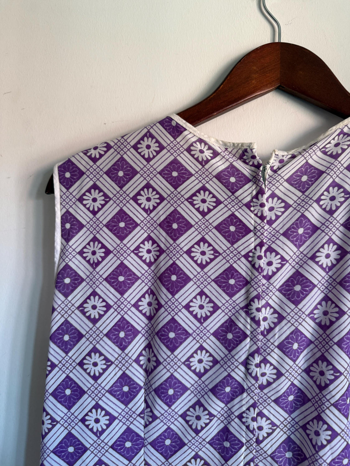 Vintage Purple Daisy Shift Dress, White Floral Check Print, Sleeveless Round Neck Mod Style Summer Dress