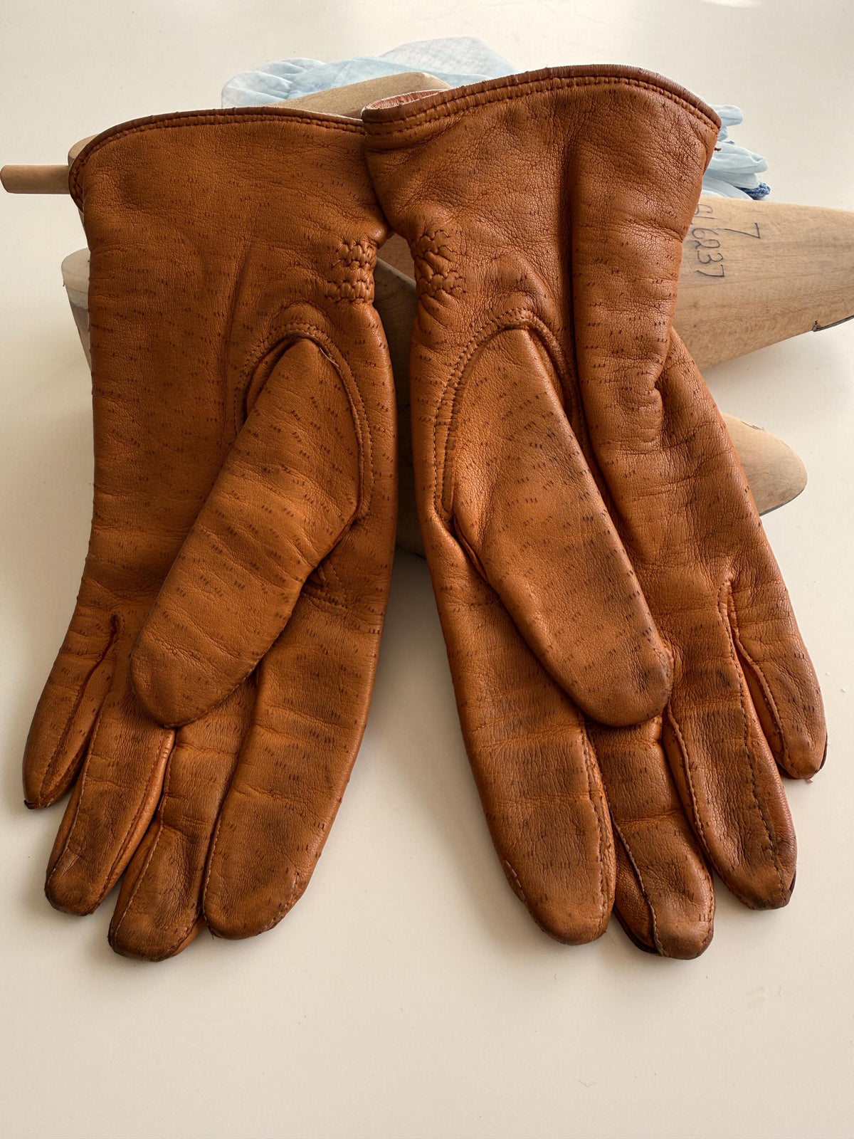 Vintage Tan Leather Gloves with Gathered Wrists and Fleecy Lining