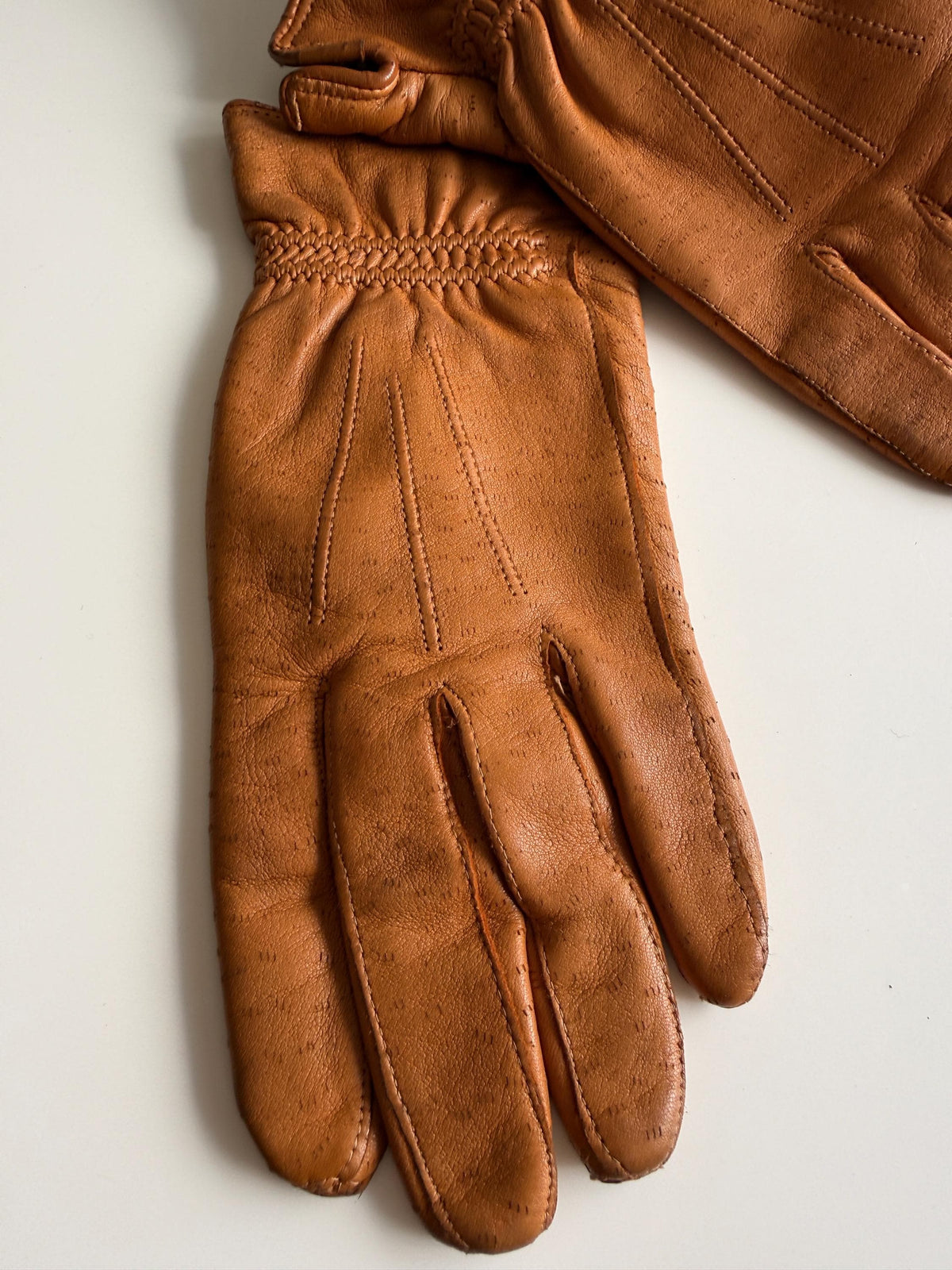 Vintage Tan Leather Gloves with Gathered Wrists and Fleecy Lining