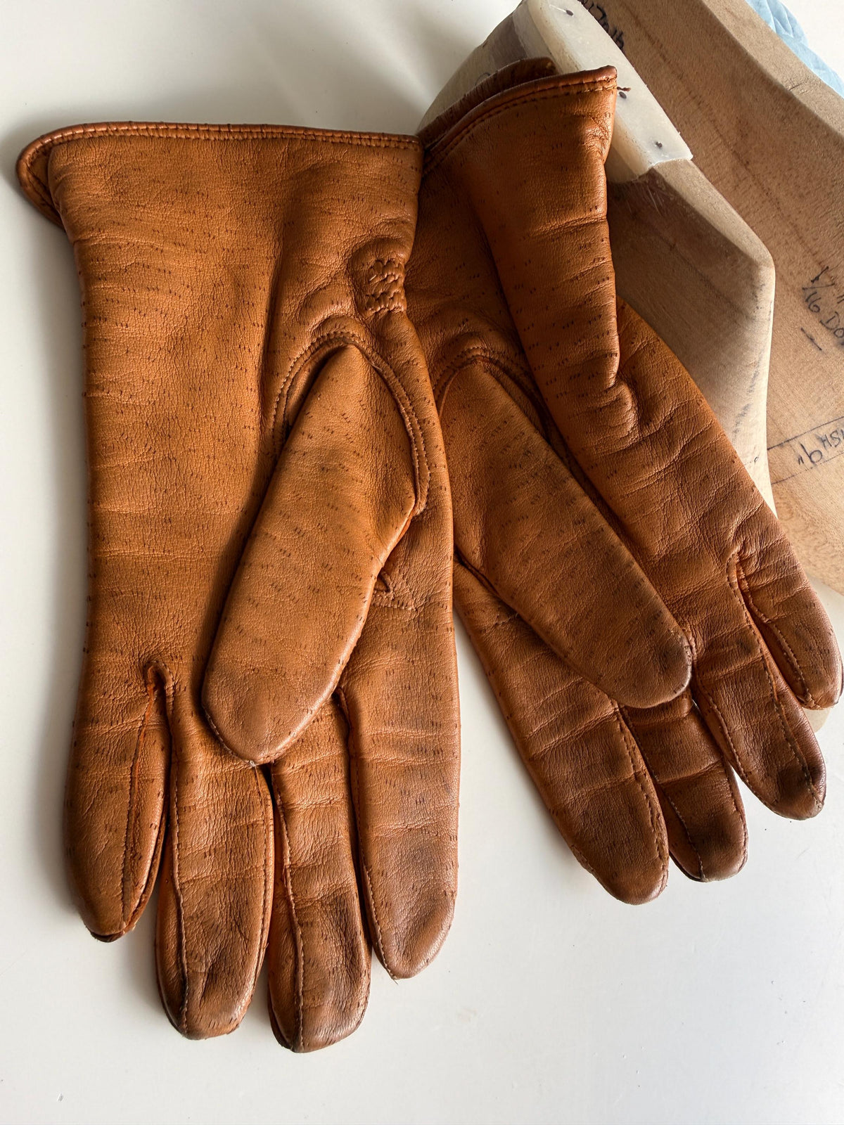 Vintage Tan Leather Gloves with Gathered Wrists and Fleecy Lining