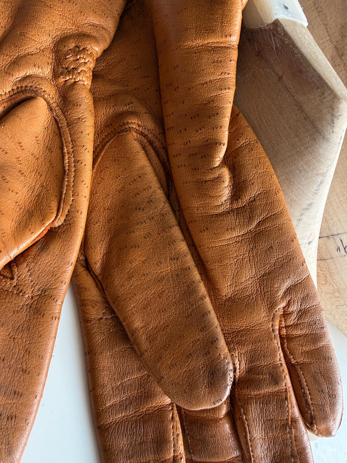 Vintage Tan Leather Gloves with Gathered Wrists and Fleecy Lining