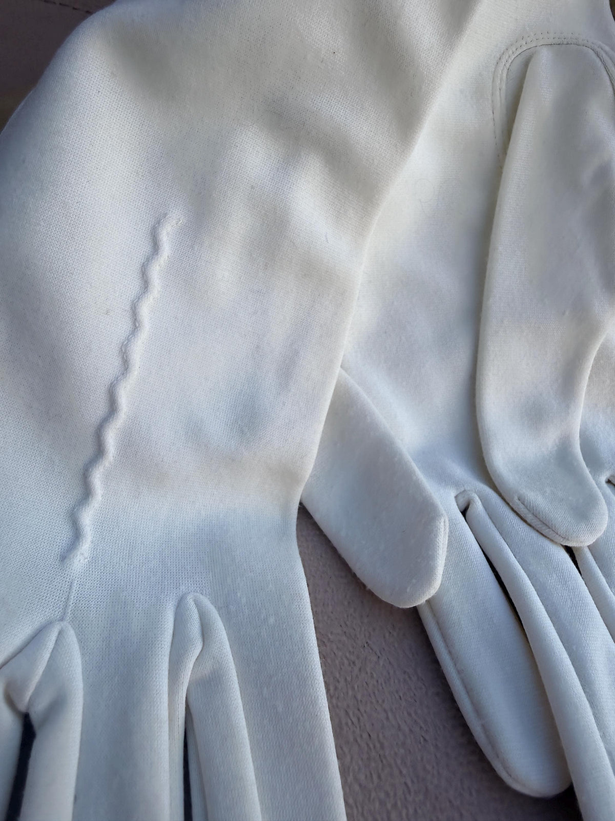Vintage White Fabric Gloves with Wavy Embroidery – Short Bridal Wedding Accessories