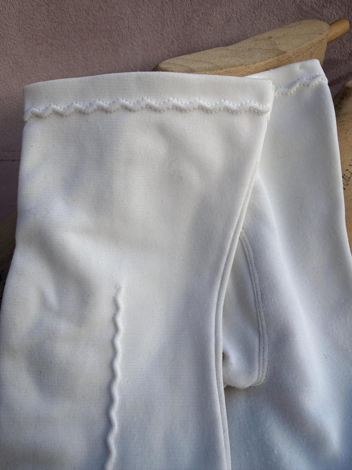 Vintage White Fabric Gloves with Wavy Embroidery – Short Bridal Wedding Accessories