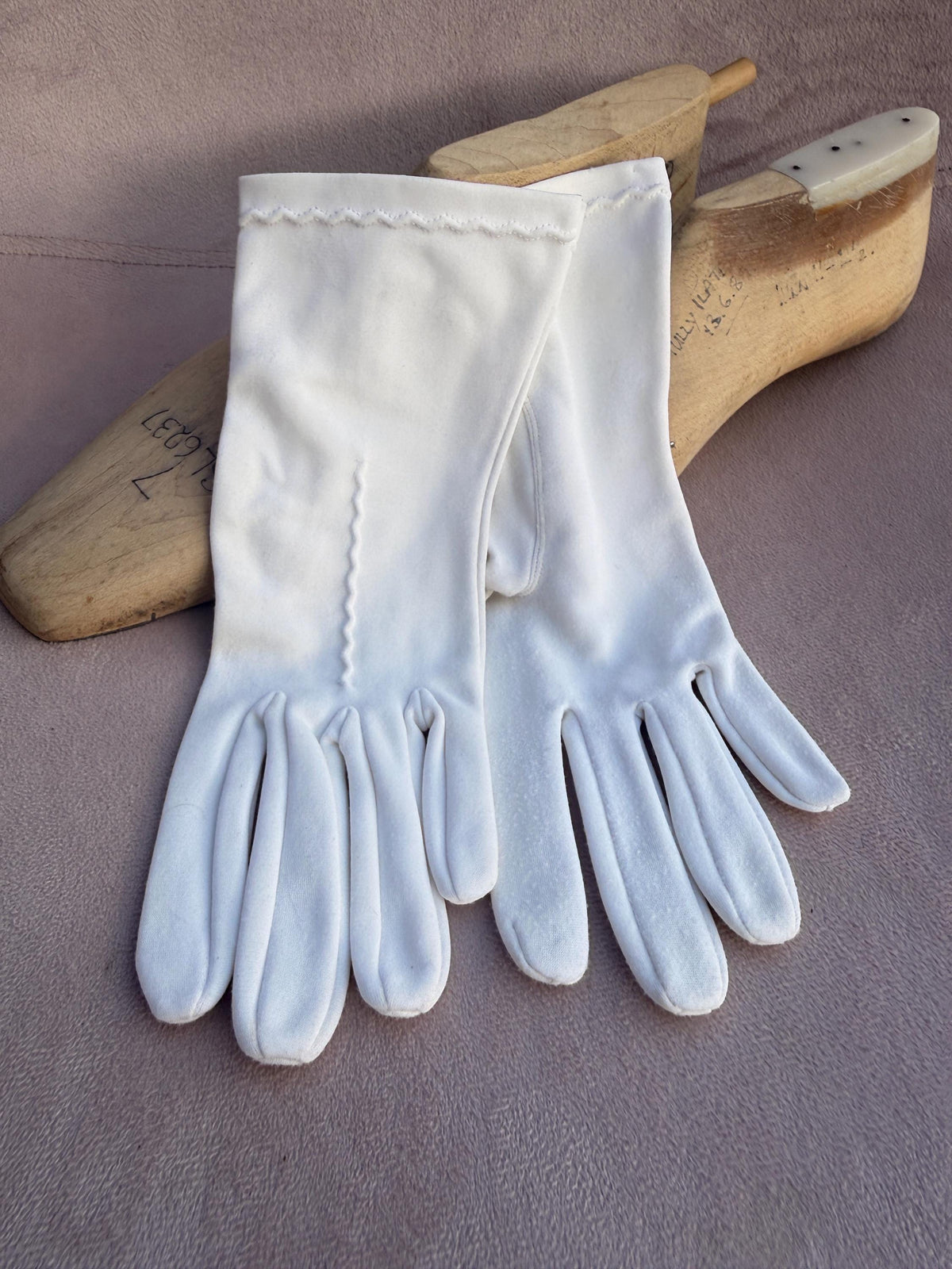 Vintage White Fabric Gloves with Wavy Embroidery – Short Bridal Wedding Accessories