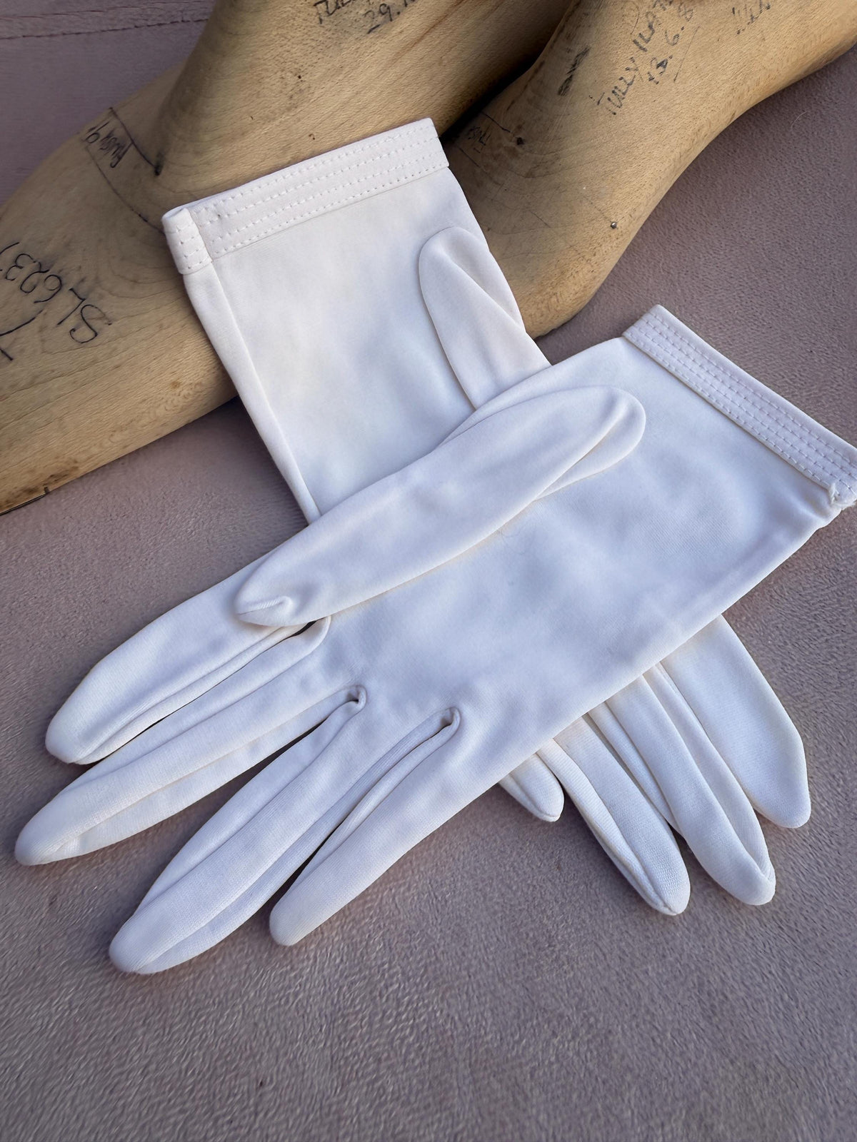 Vintage White Fabric Gloves with Stitched Cuffs – Classic Short Bridal Occasion Accessories