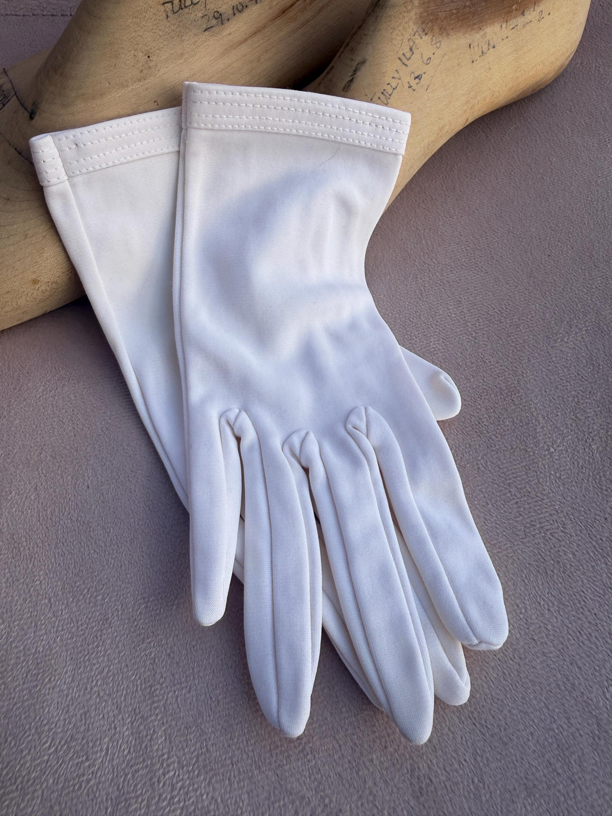Vintage White Fabric Gloves with Stitched Cuffs – Classic Short Bridal Occasion Accessories