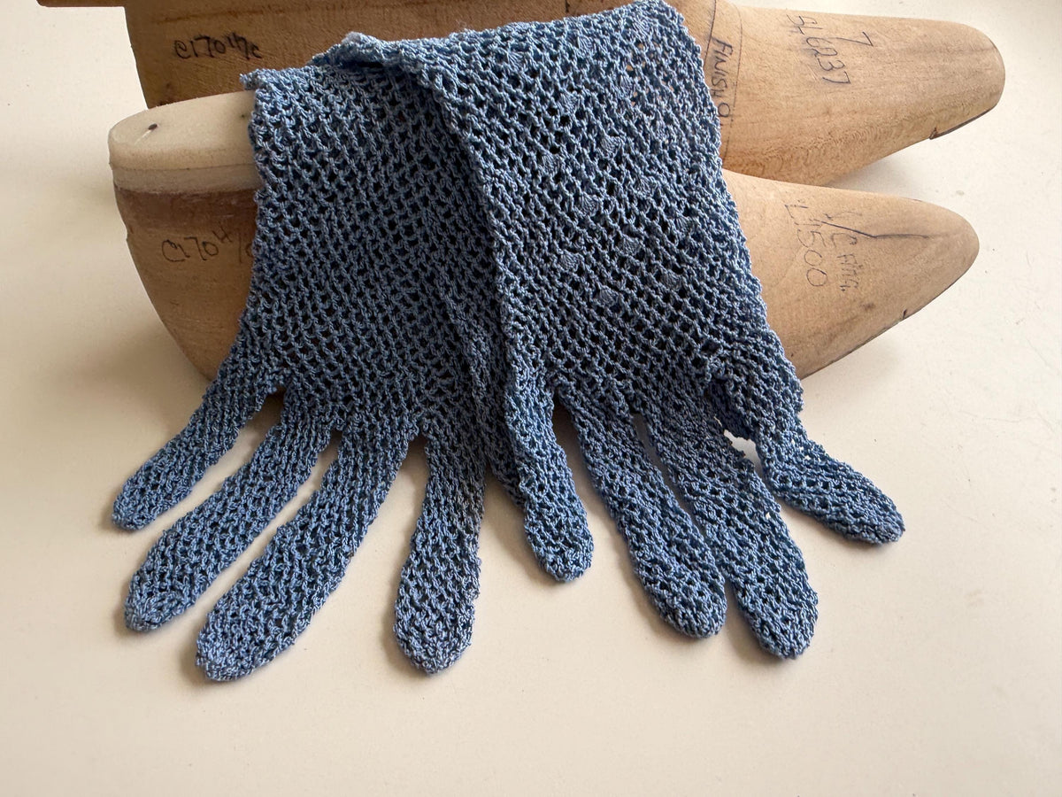 Vintage Blue Crochet Gloves – Floral Cuffs, Scalloped Edges, Openwork Lace Occasion Accessories