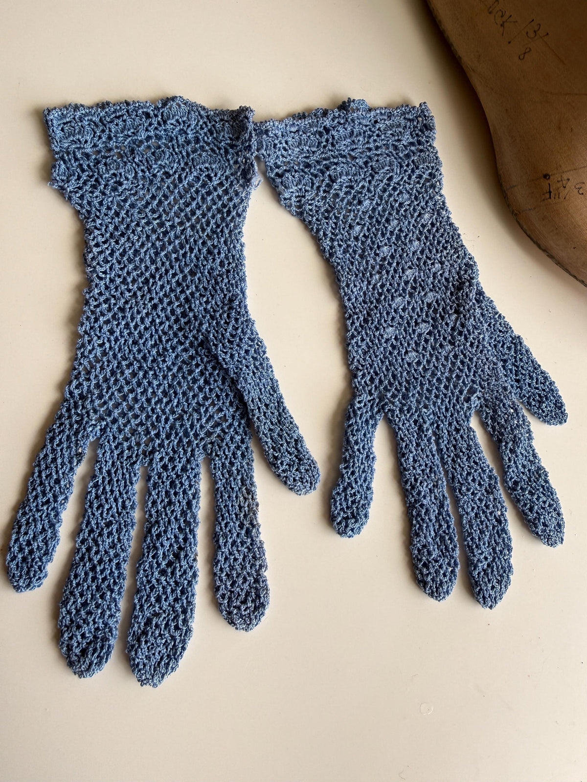 Vintage Blue Crochet Gloves – Floral Cuffs, Scalloped Edges, Openwork Lace Occasion Accessories