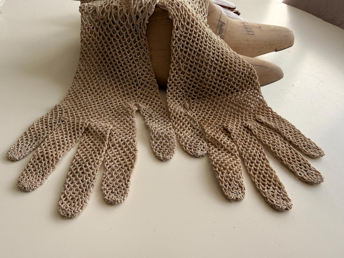 Vintage Beige Crochet Gloves – Floral Lace Cuffs, Scalloped Trim, Openwork Occasion Accessories