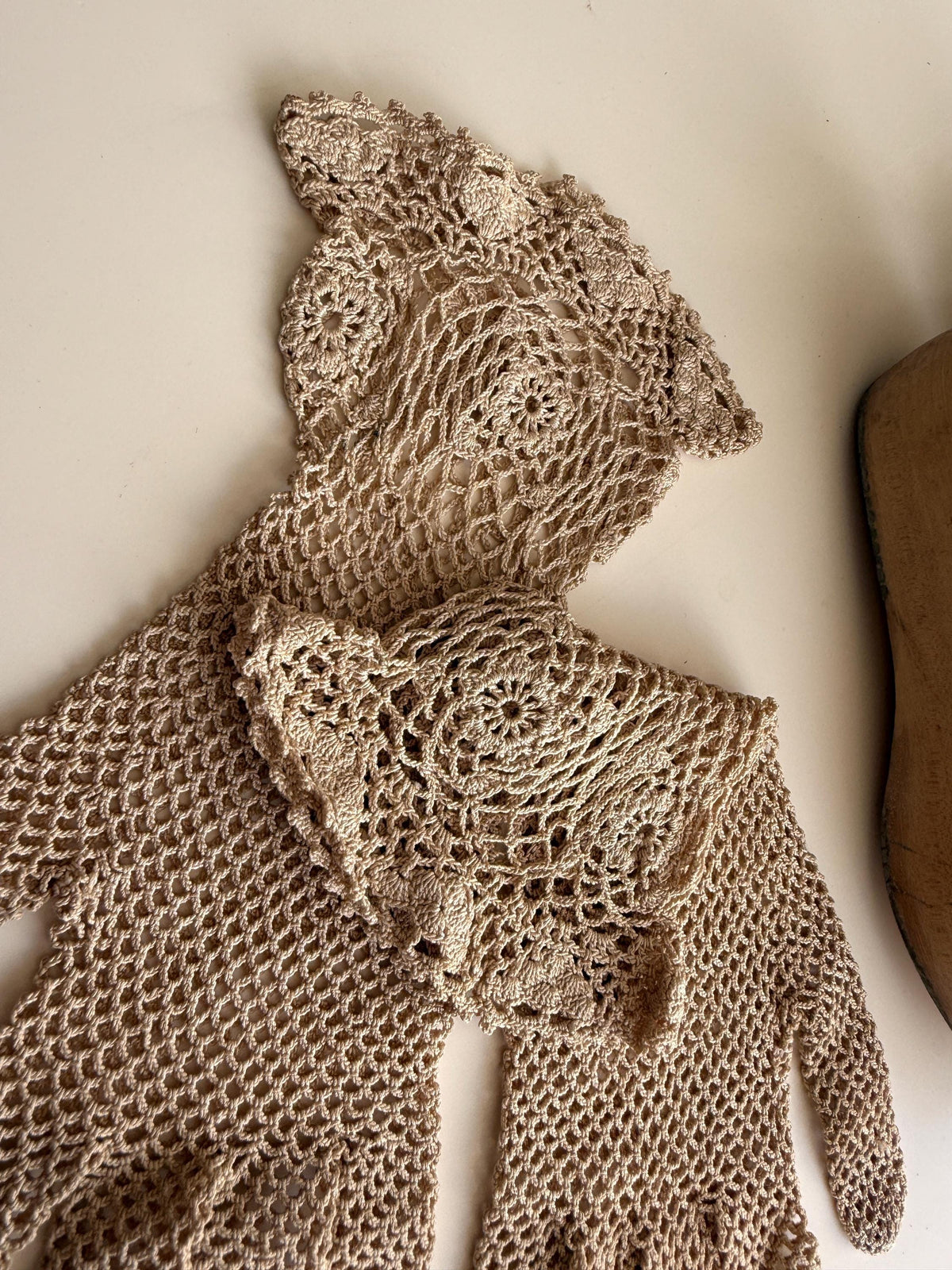 Vintage Beige Crochet Gloves – Floral Lace Cuffs, Scalloped Trim, Openwork Occasion Accessories