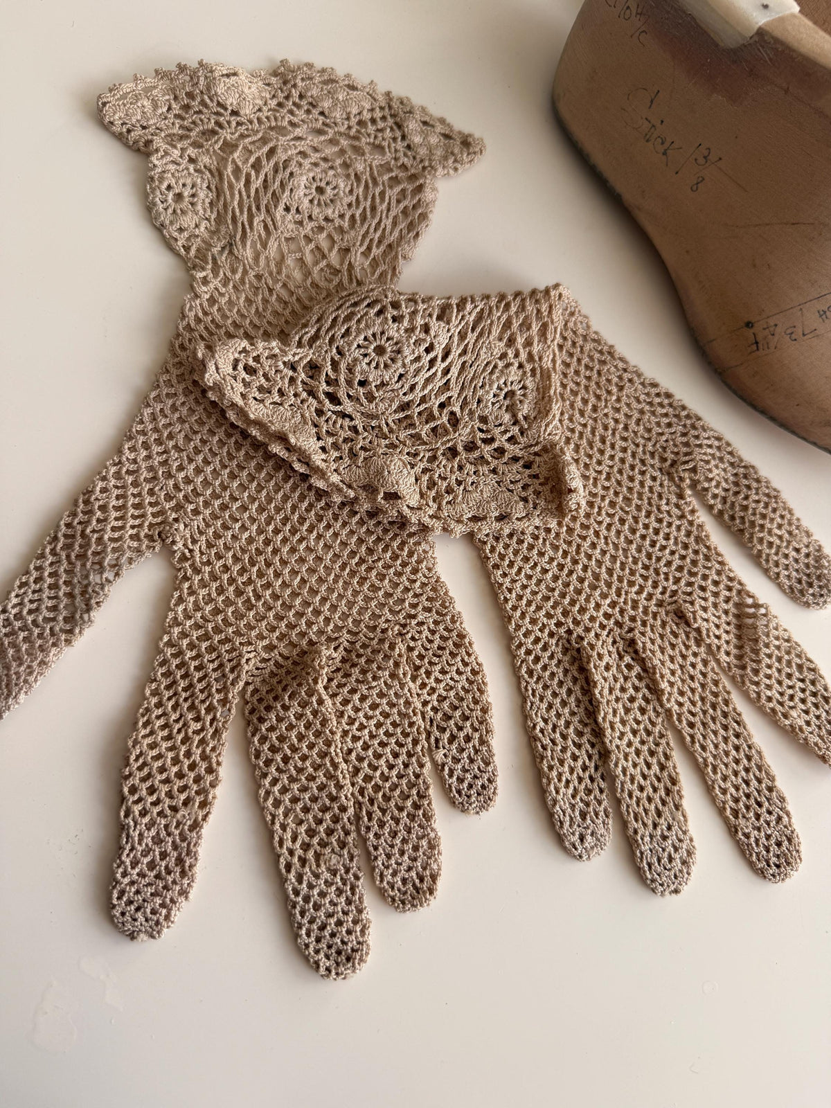 Vintage Beige Crochet Gloves – Floral Lace Cuffs, Scalloped Trim, Openwork Occasion Accessories