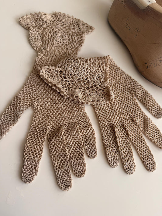 Vintage Beige Crochet Gloves – Floral Lace Cuffs, Scalloped Trim, Openwork Occasion Accessories