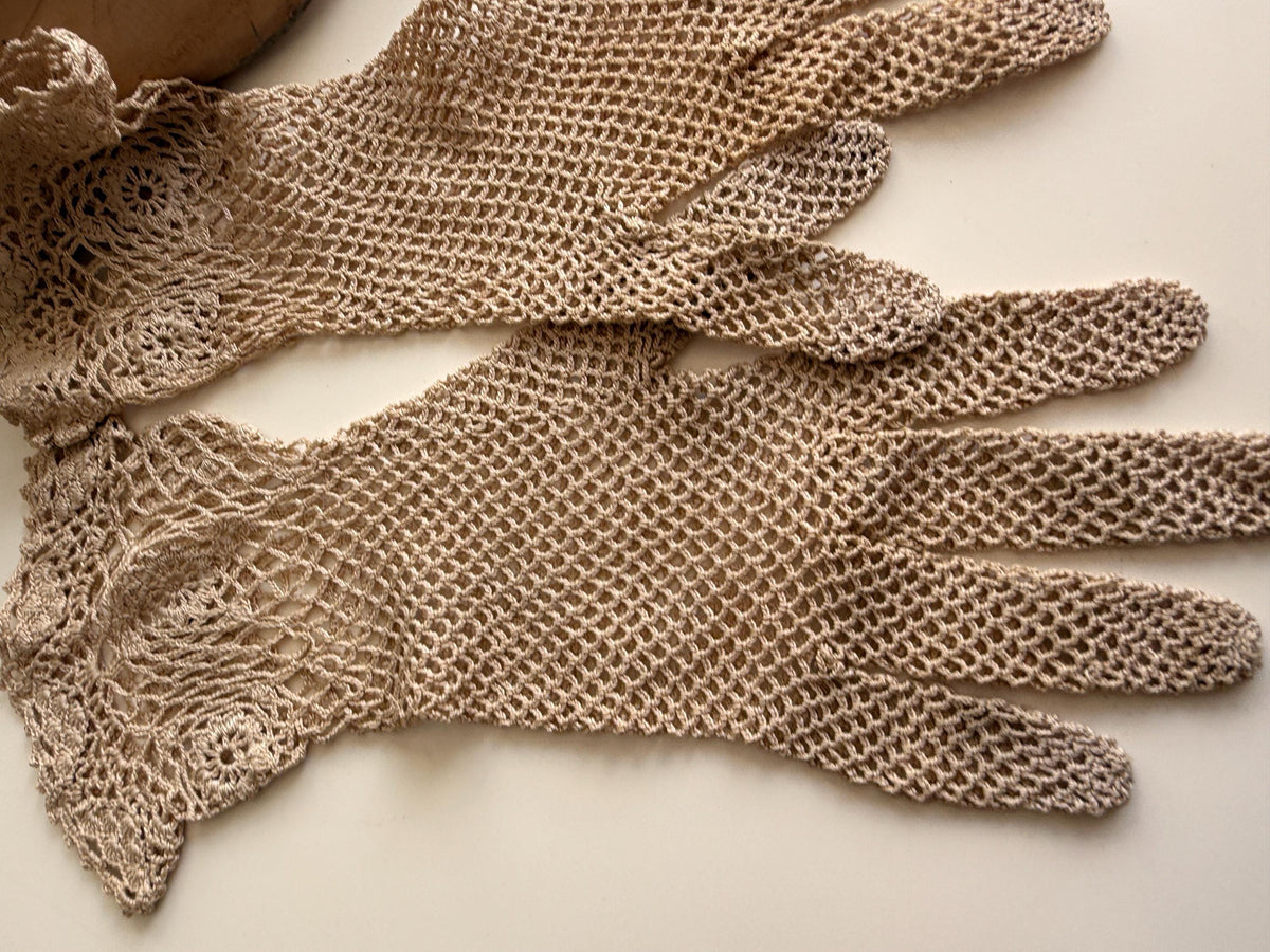 Vintage Beige Crochet Gloves – Floral Lace Cuffs, Scalloped Trim, Openwork Occasion Accessories