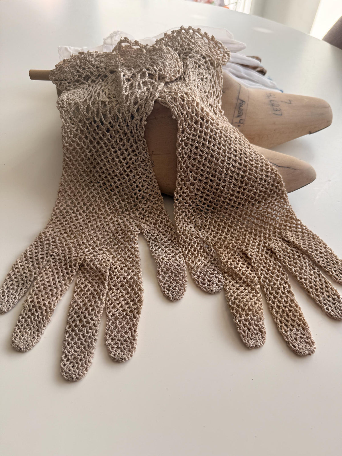 Vintage Beige Crochet Gloves – Floral Lace Cuffs, Scalloped Trim, Openwork Occasion Accessories