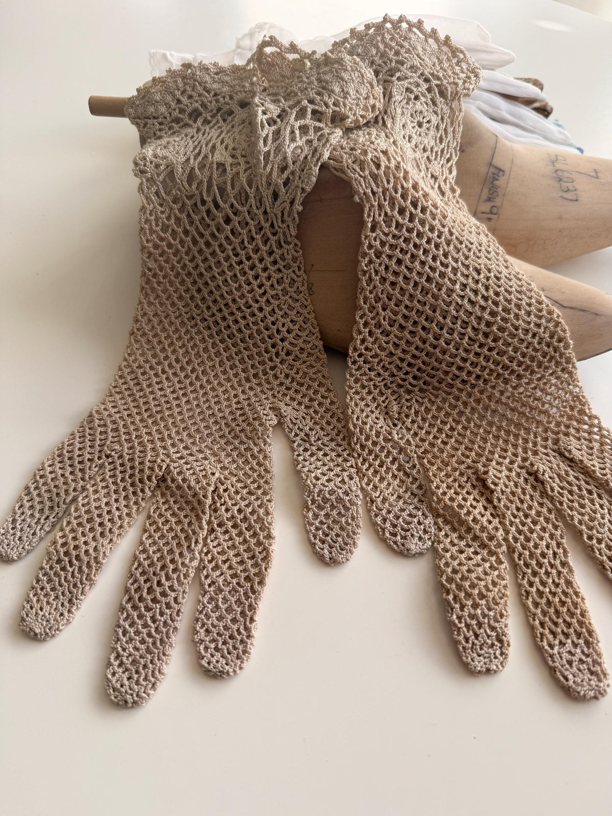 Vintage Beige Crochet Gloves – Floral Lace Cuffs, Scalloped Trim, Openwork Occasion Accessories
