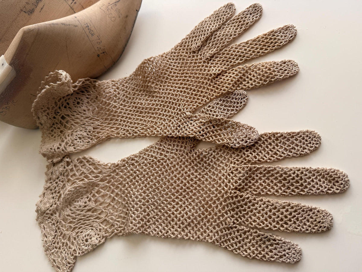 Vintage Beige Crochet Gloves – Floral Lace Cuffs, Scalloped Trim, Openwork Occasion Accessories
