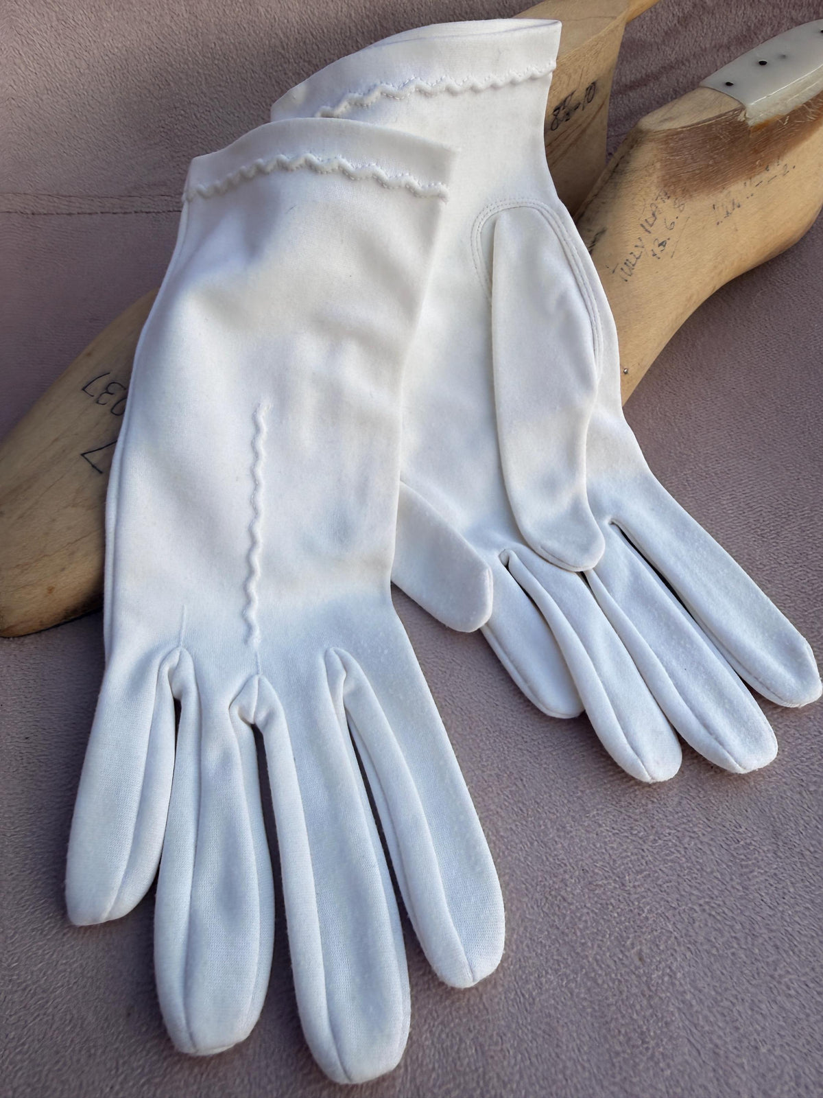 Vintage White Fabric Gloves with Wavy Embroidery – Short Bridal Wedding Accessories