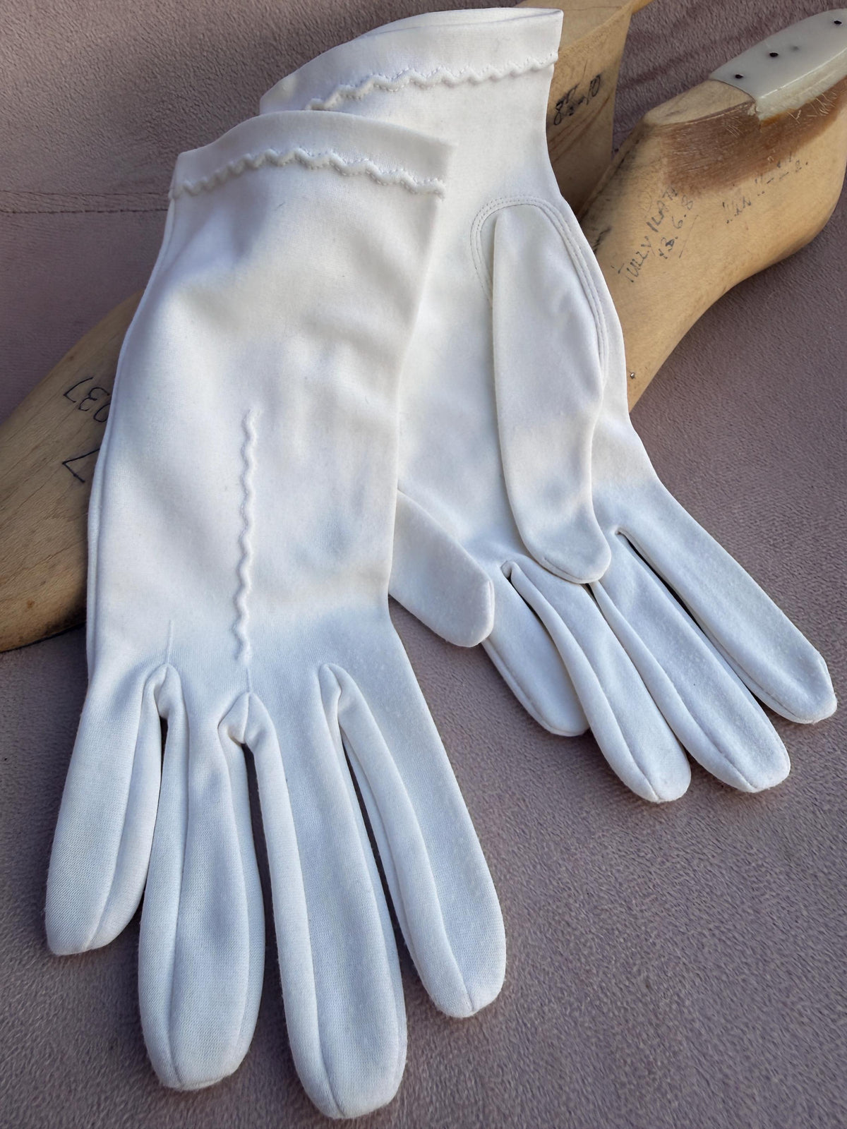 Vintage White Fabric Gloves with Wavy Embroidery – Short Bridal Wedding Accessories
