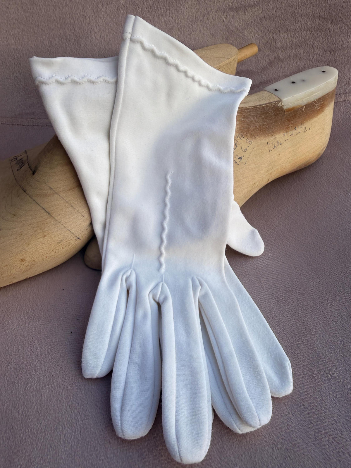 Vintage White Fabric Gloves with Wavy Embroidery – Short Bridal Wedding Accessories