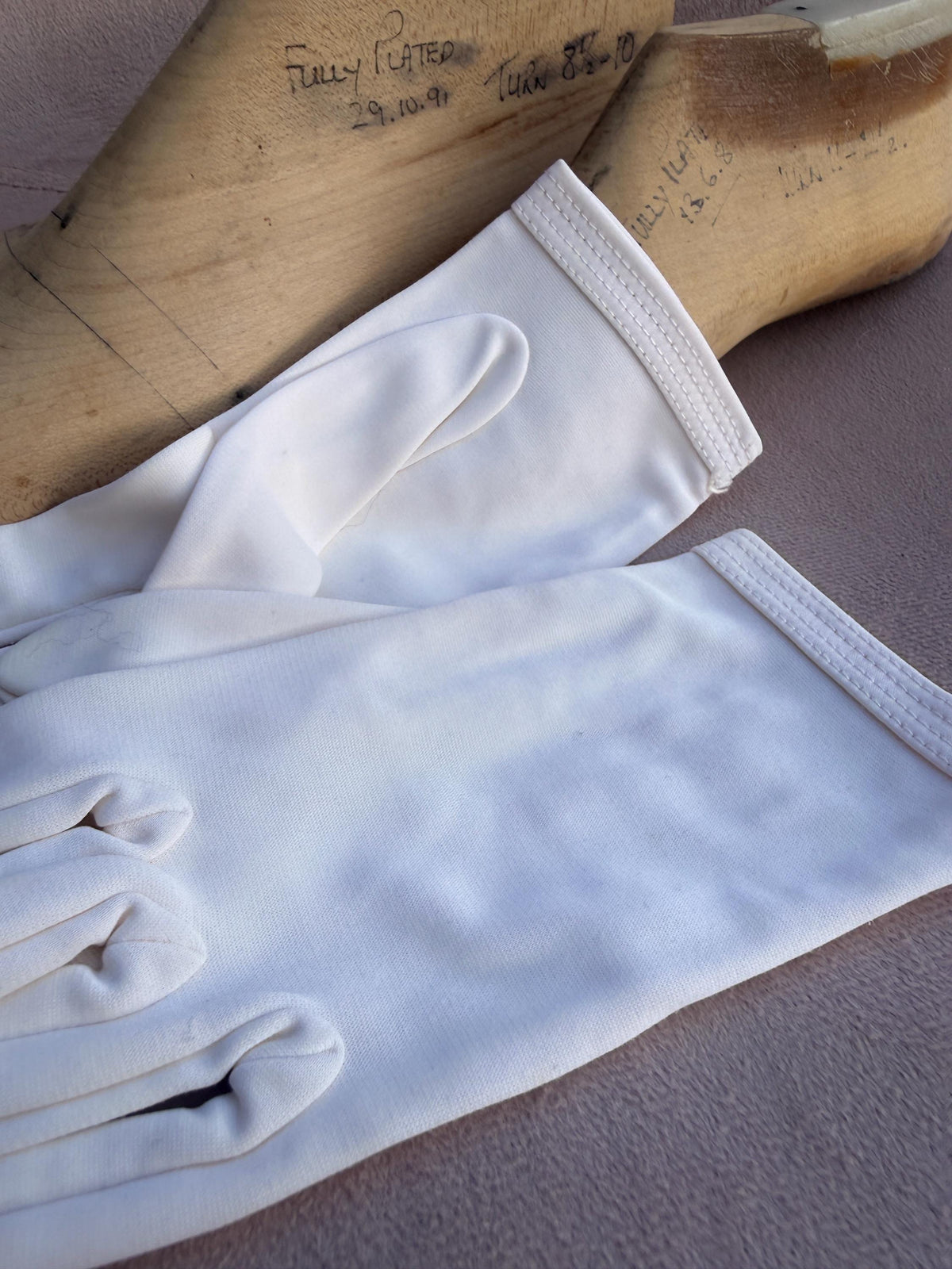Vintage White Fabric Gloves with Stitched Cuffs – Classic Short Bridal Occasion Accessories