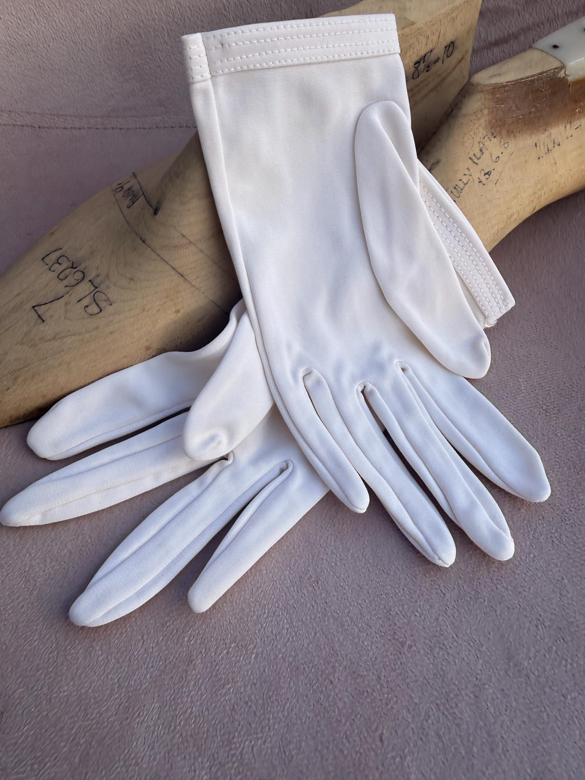 Vintage White Fabric Gloves with Stitched Cuffs – Classic Short Bridal Occasion Accessories