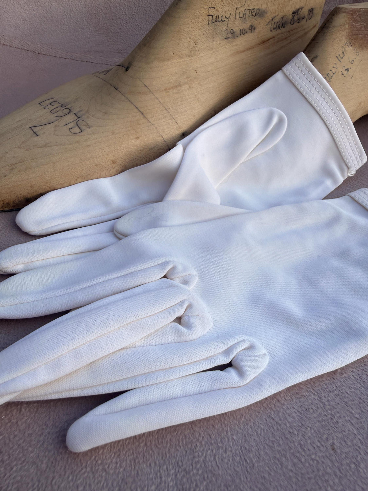 Vintage White Fabric Gloves with Stitched Cuffs – Classic Short Bridal Occasion Accessories
