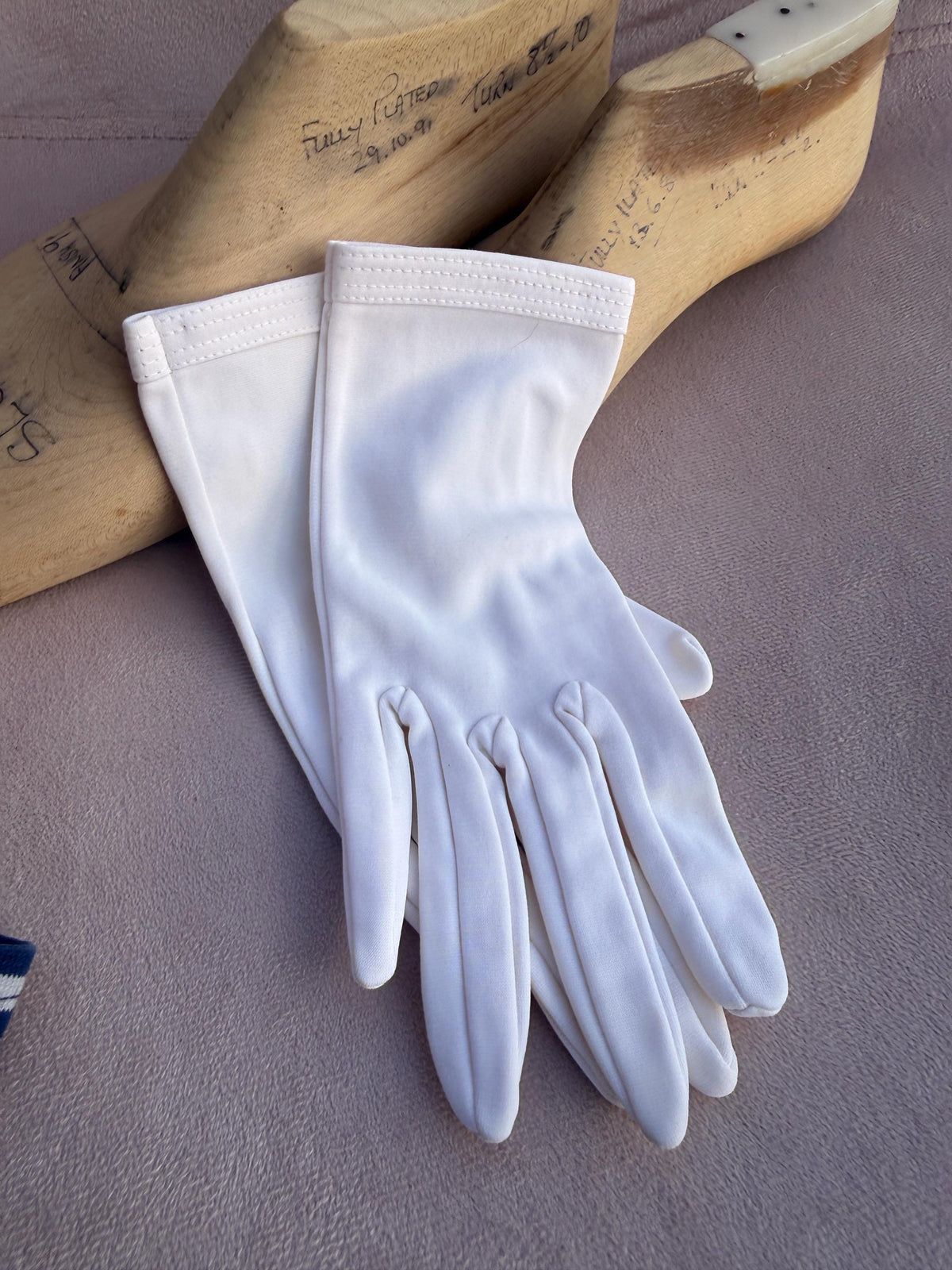 Vintage White Fabric Gloves with Stitched Cuffs – Classic Short Bridal Occasion Accessories