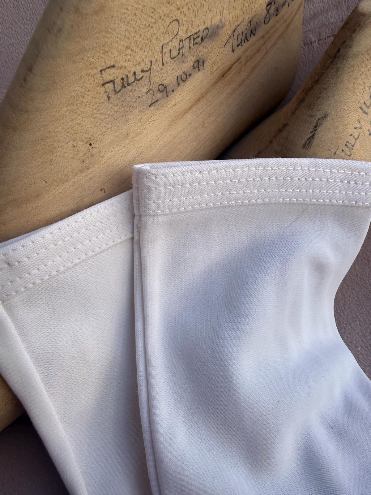 Vintage White Fabric Gloves with Stitched Cuffs – Classic Short Bridal Occasion Accessories