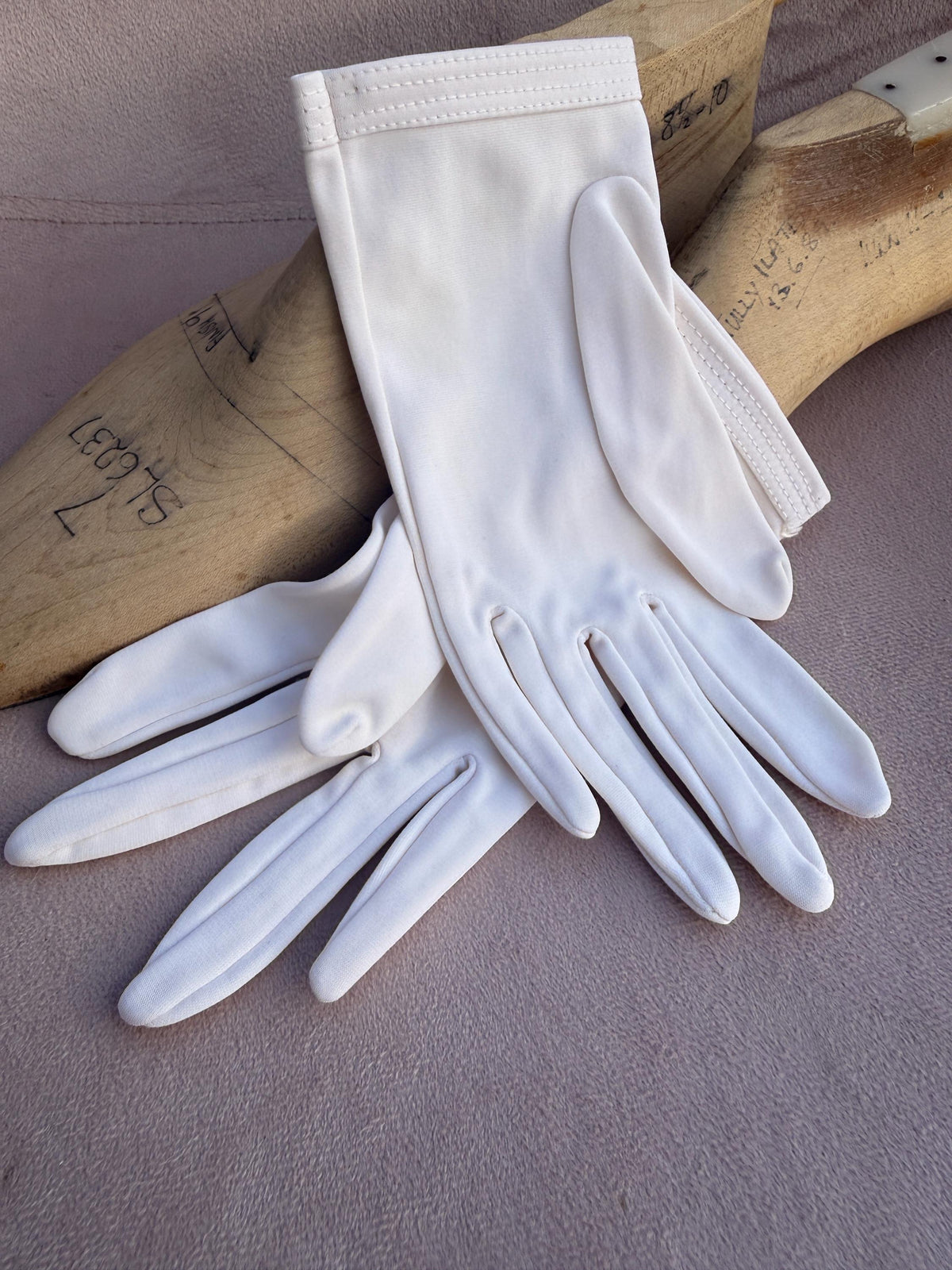 Vintage White Fabric Gloves with Stitched Cuffs – Classic Short Bridal Occasion Accessories