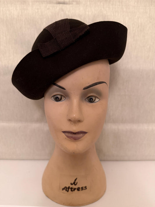 1940s Brown Wool Percher Hat | Vintage 40s Felt Cloche Beret | Classic Tilt Hat | WWII Era Style | Small Headpiece