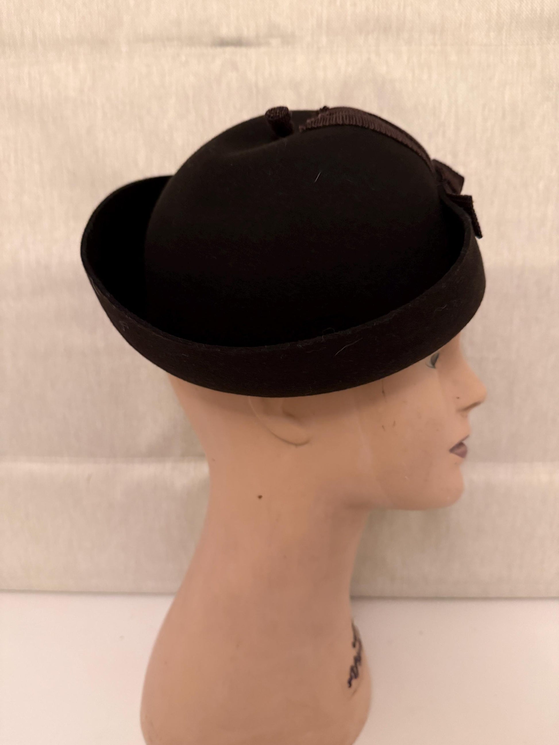 1940s Brown Wool Percher Hat | Vintage 40s Felt Cloche Beret | Classic Tilt Hat | WWII Era Style | Small Headpiece