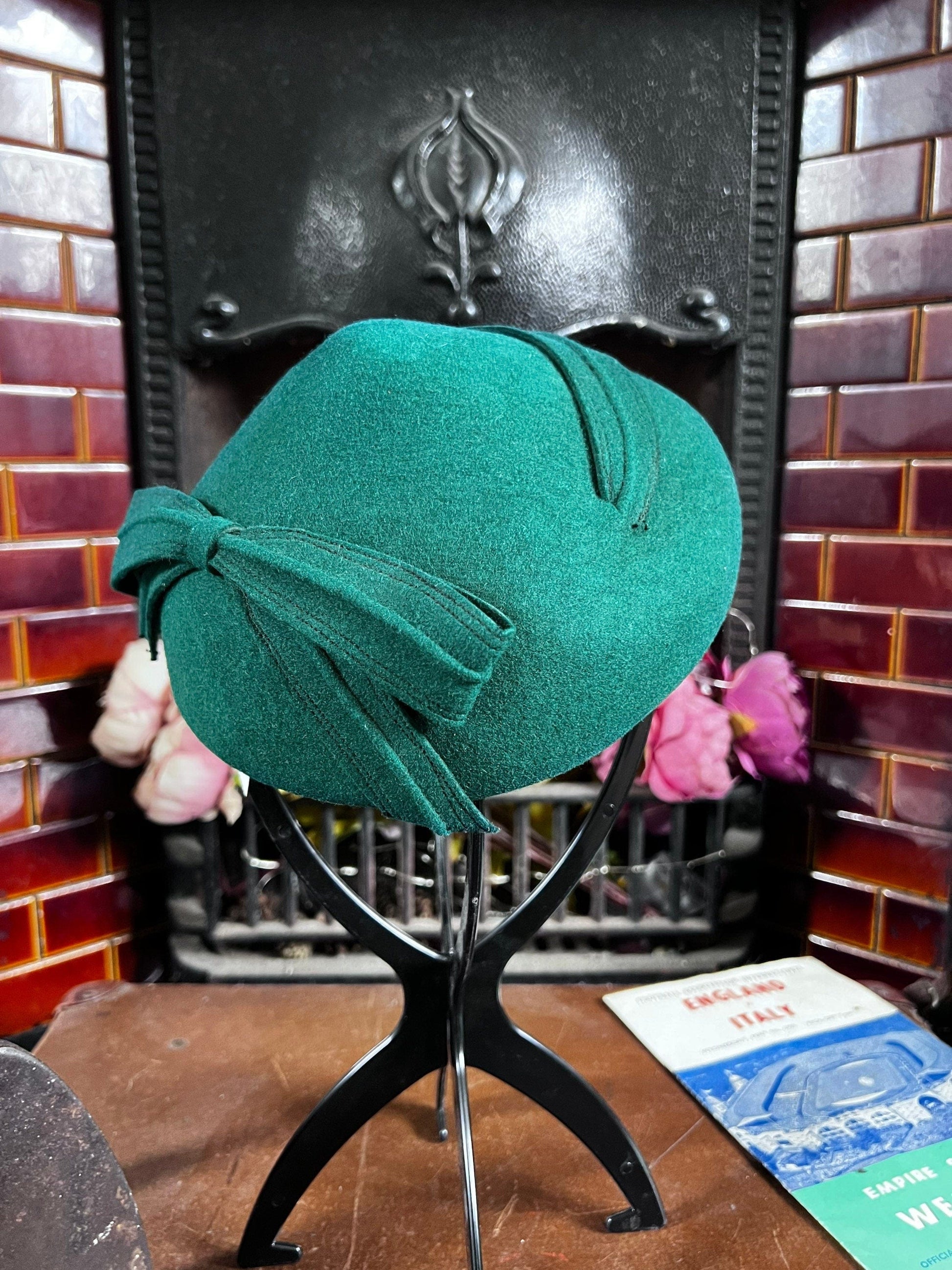 1940s repro inspired. Green wool percher Hat, green felt percher hat - 40s wool percher hat cloche vintage hat beret