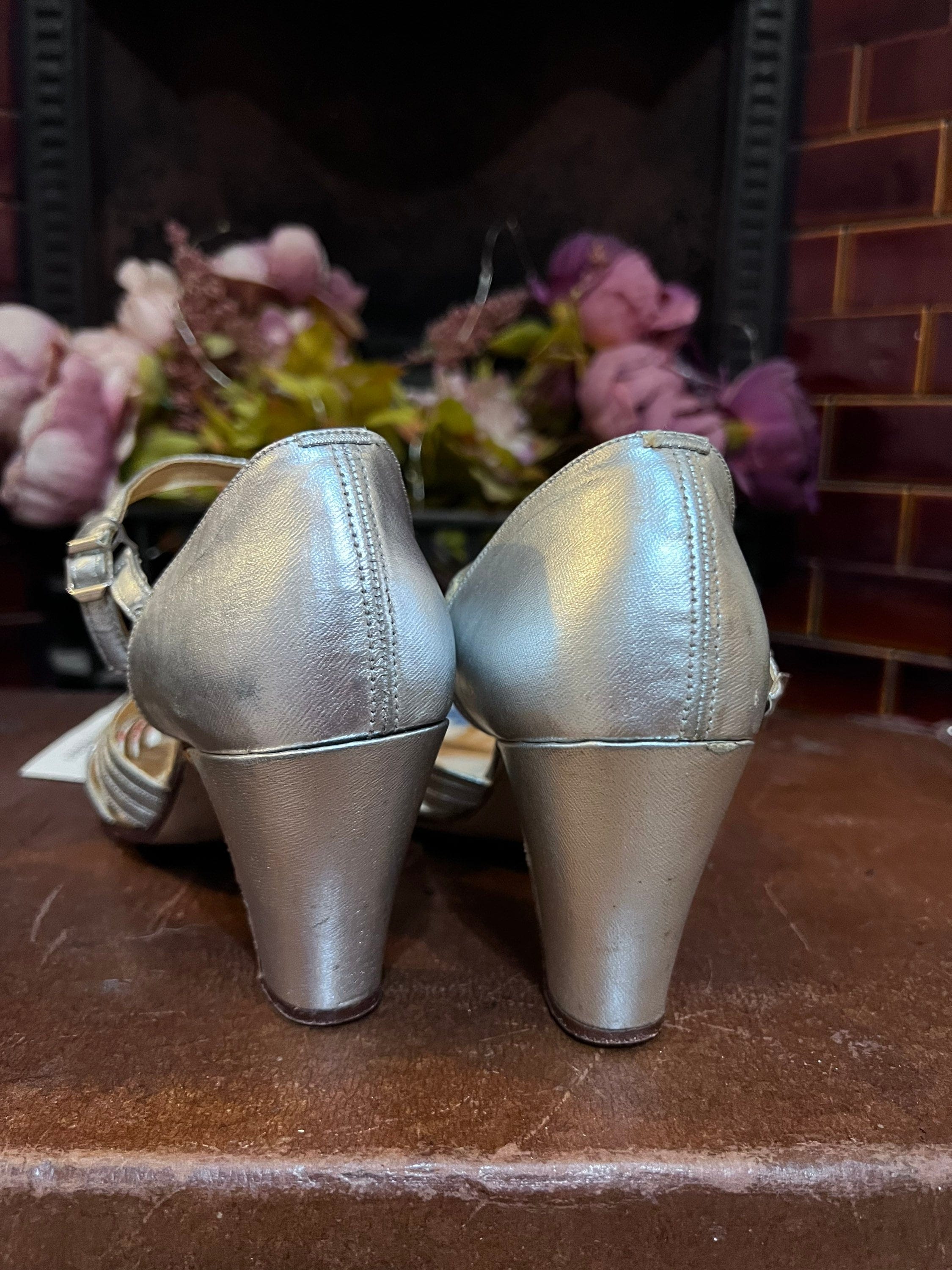 Silver hot sale vintage heels