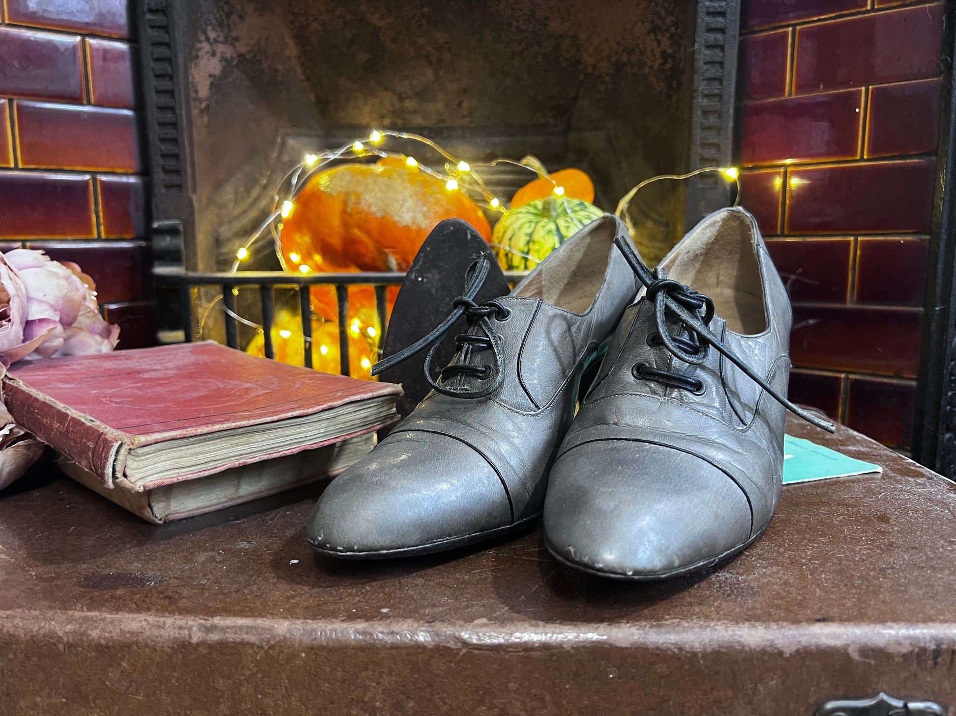 1970's Vintage Shoes Grey Leather lace up heeled Shoes grey