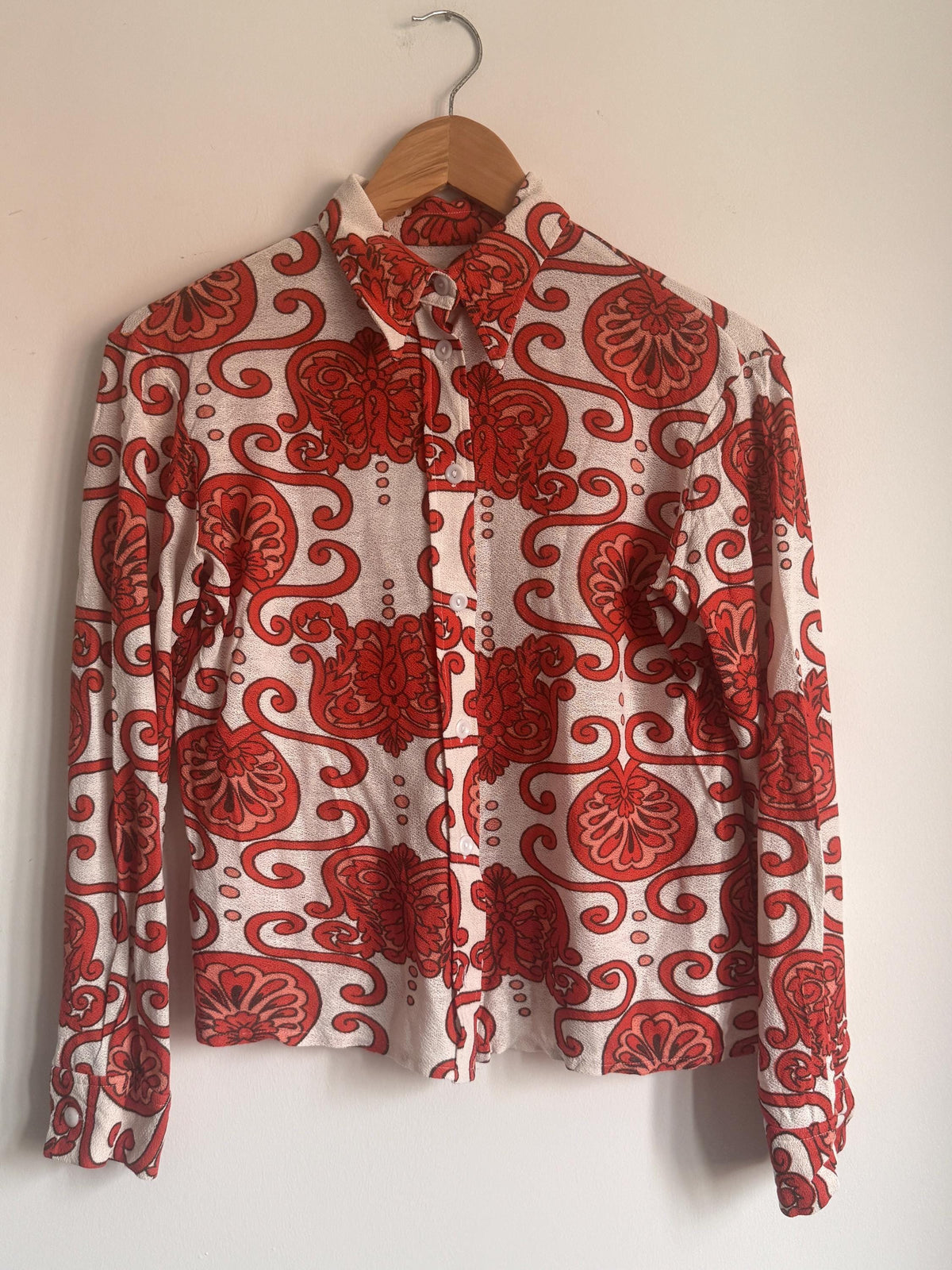 1970s Floral Print Blouse, Red Cream Psychedelic Top, Pointed Collar Long Sleeve