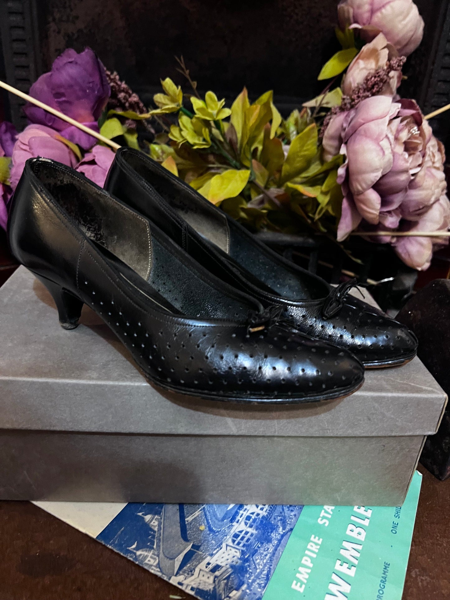 70s Black Shoes leather Pointed Shoes Black Kid leather, Vintage Vintage Shoes, 70s Shoes, vintage shoes & box UK2.5, re-soled reheel needed