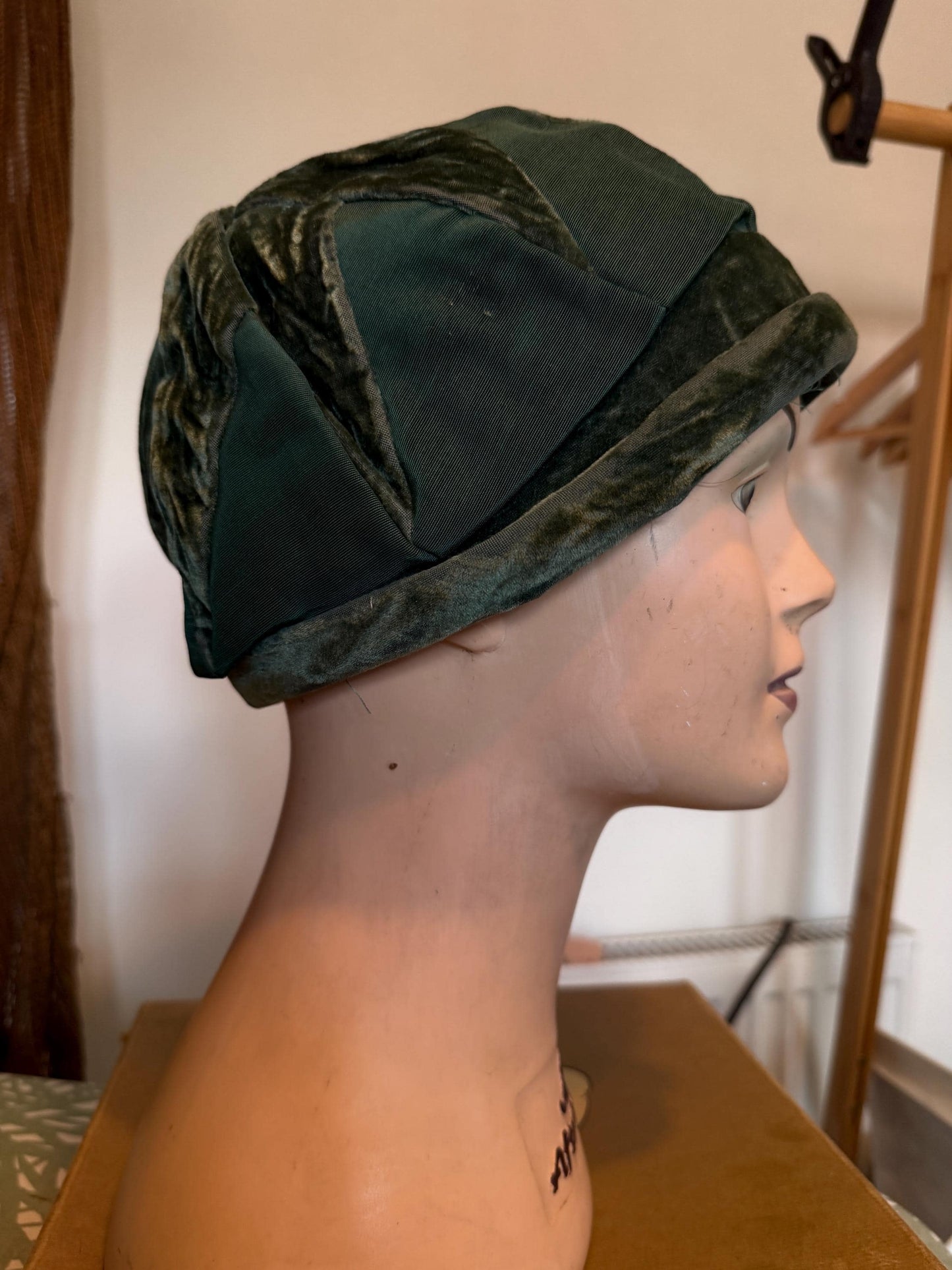 Antique 1920s Dantree Green Velvet Cloche Hat Philadelphia New York Paris Art Deco