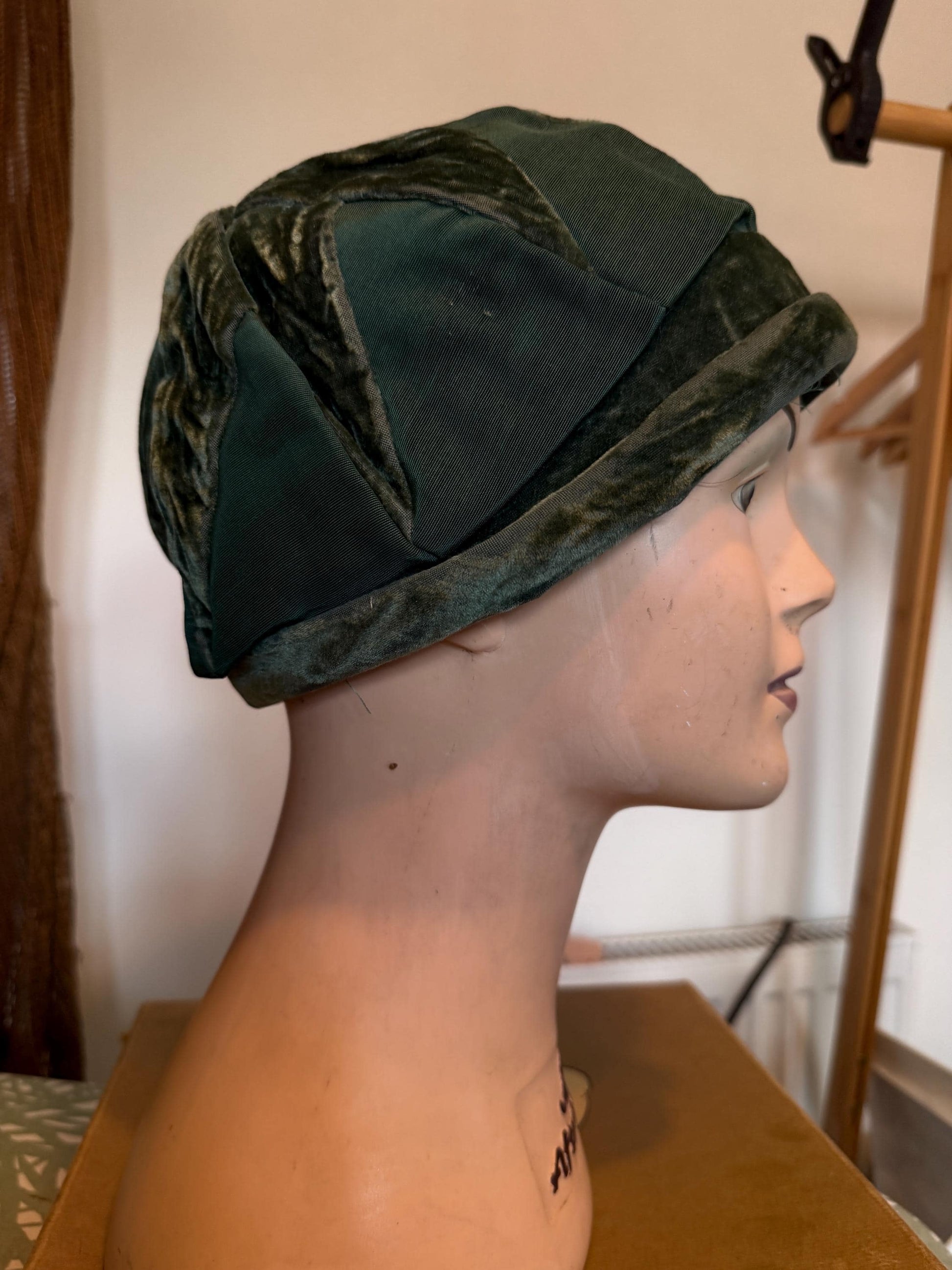 Antique 1920s Dantree Green Velvet Cloche Hat Philadelphia New York Paris Art Deco