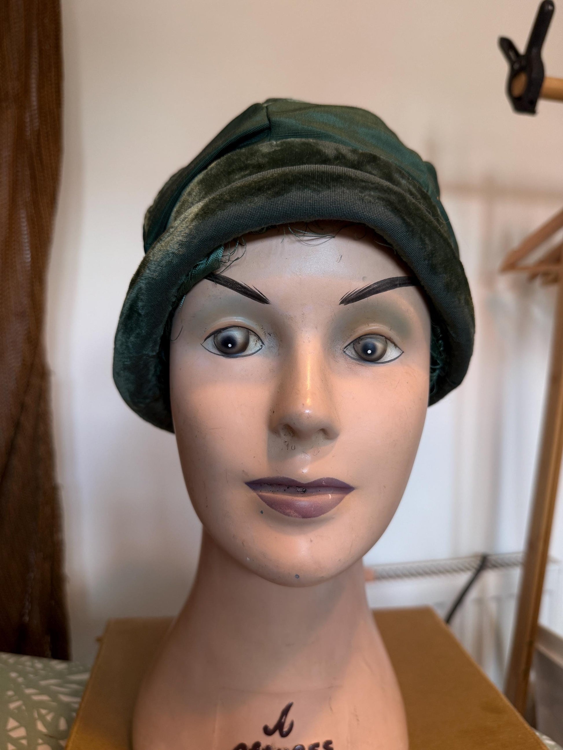 Antique 1920s Dantree Green Velvet Cloche Hat Philadelphia New York Paris Art Deco