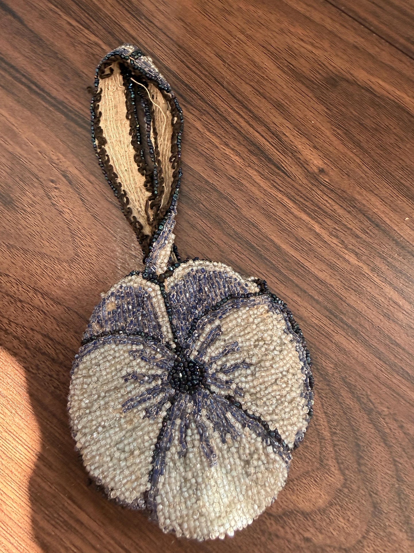 Antique c.1920 Pansy Flower Glass Beaded Wristlet Purse Art Deco Floral Coin Bag