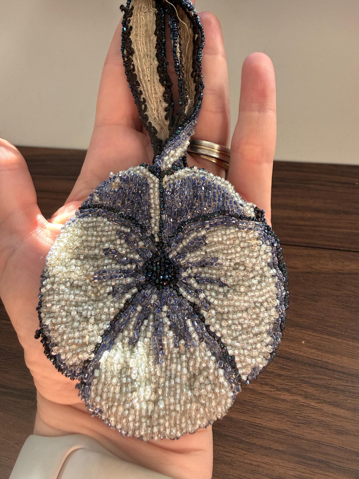 Antique c.1920 Pansy Flower Glass Beaded Wristlet Purse Art Deco Floral Coin Bag