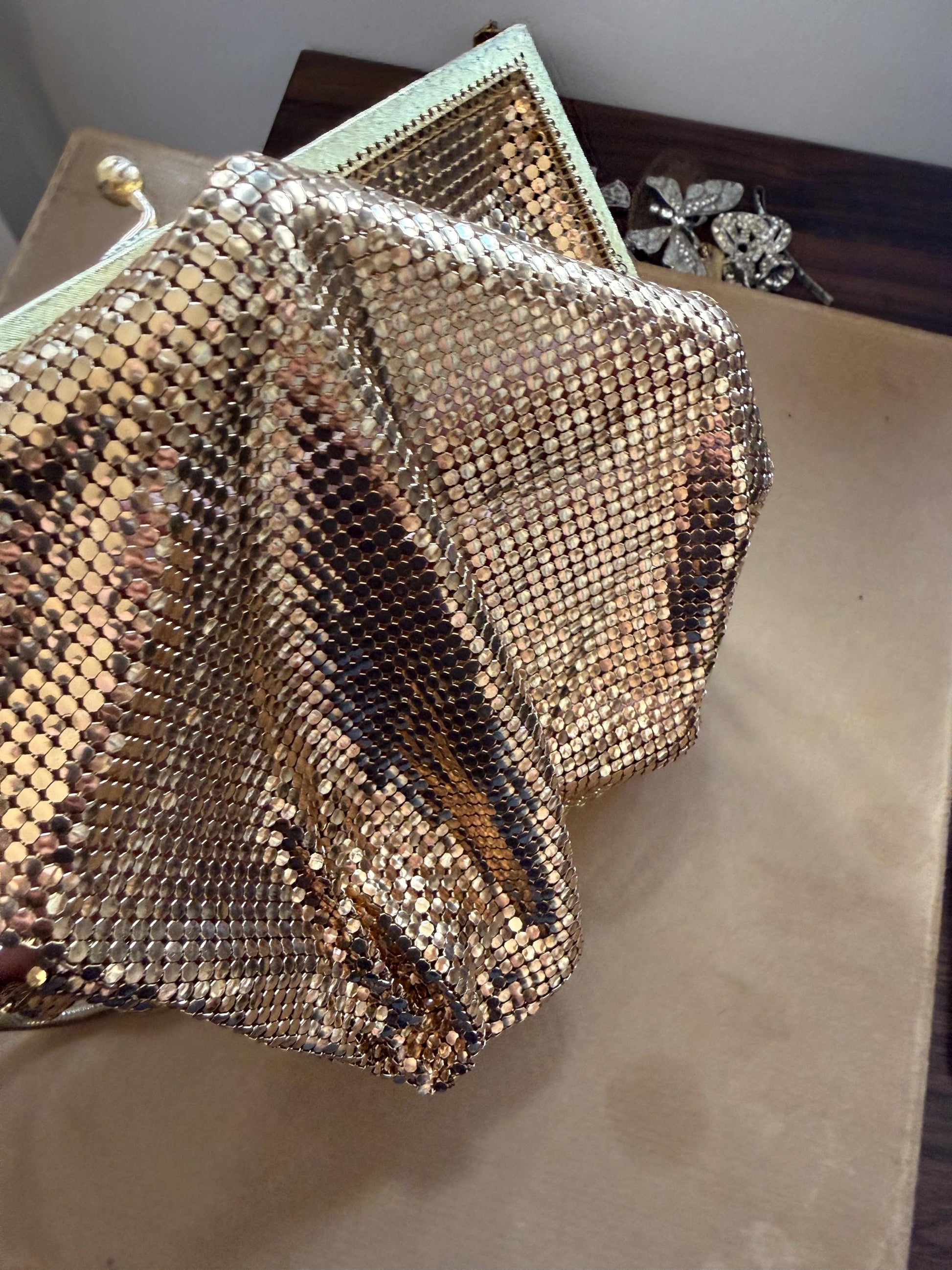 Vintage 1940s Gold Metal Mesh Evening Bag – Rhinestone Kiss Lock Chain Strap